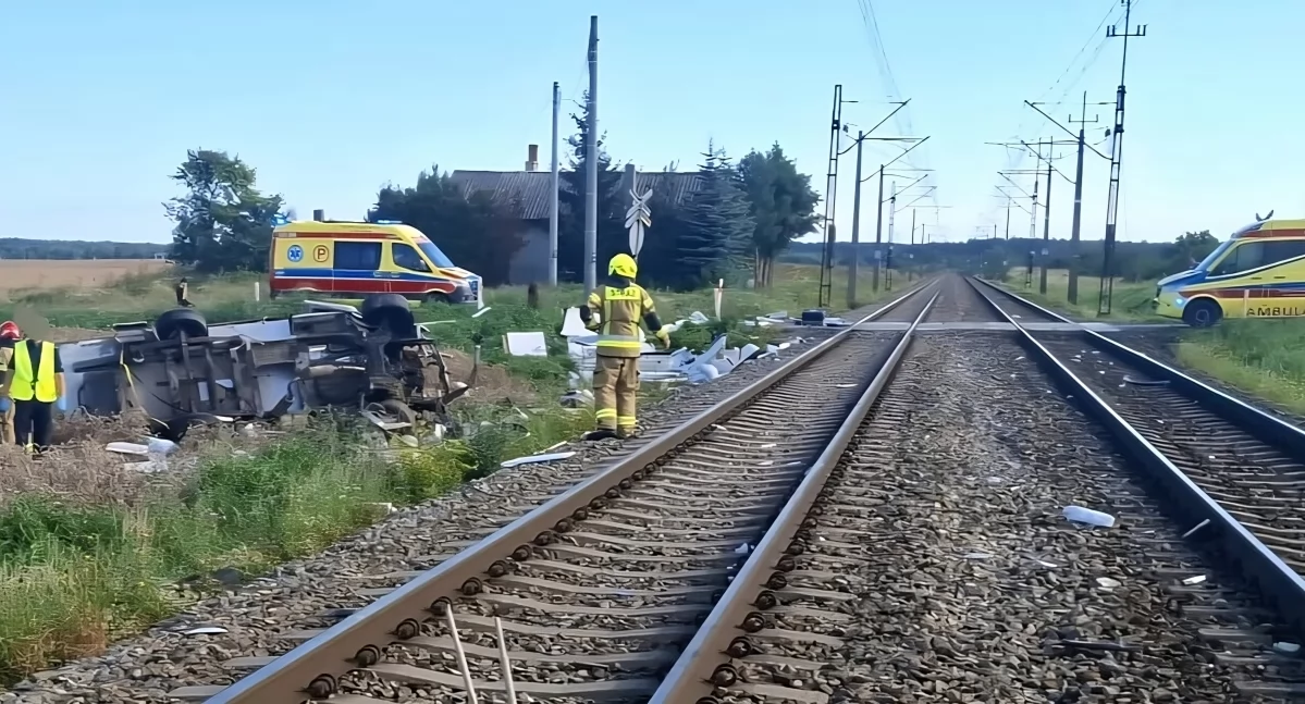 Śmiertelny wypadek pod Toruniem. Pociąg zderzył się z kamperem
