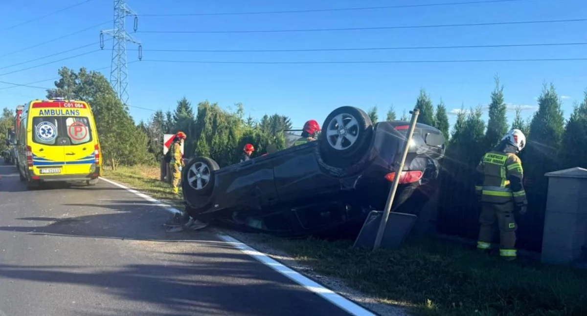 Młody kierowca dachował na drodze pod Toruniem. Rozmawiał przez telefon