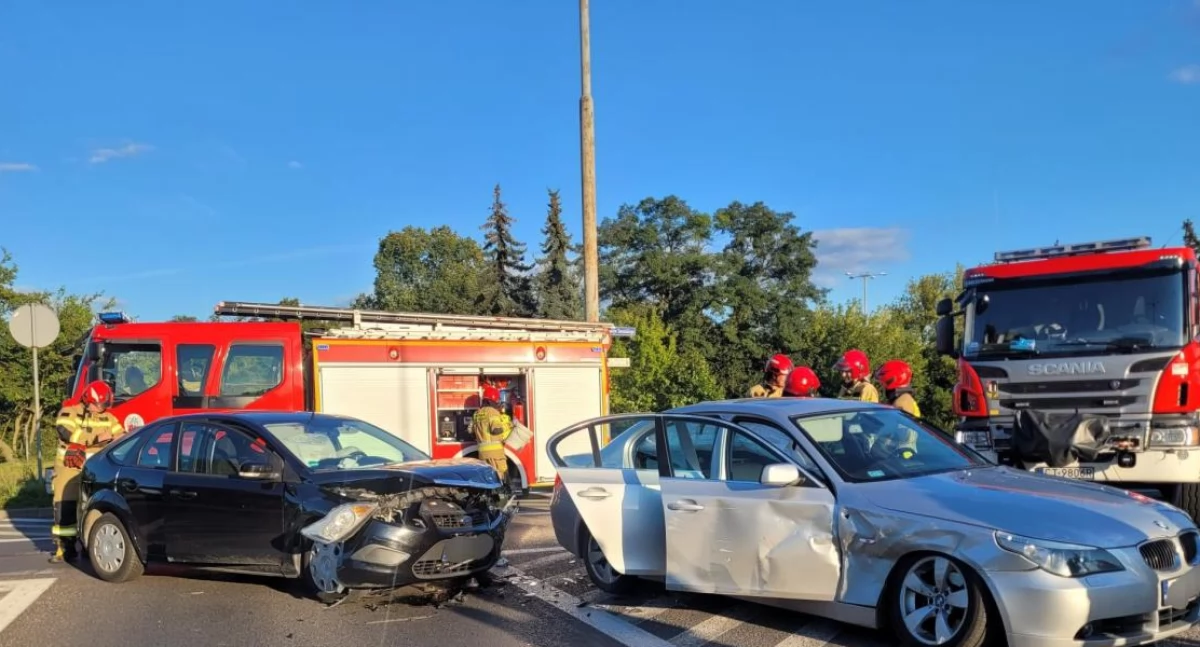 Wypadek na ruchliwym rondzie w Toruniu. Młody kierowca wjechał w BMW