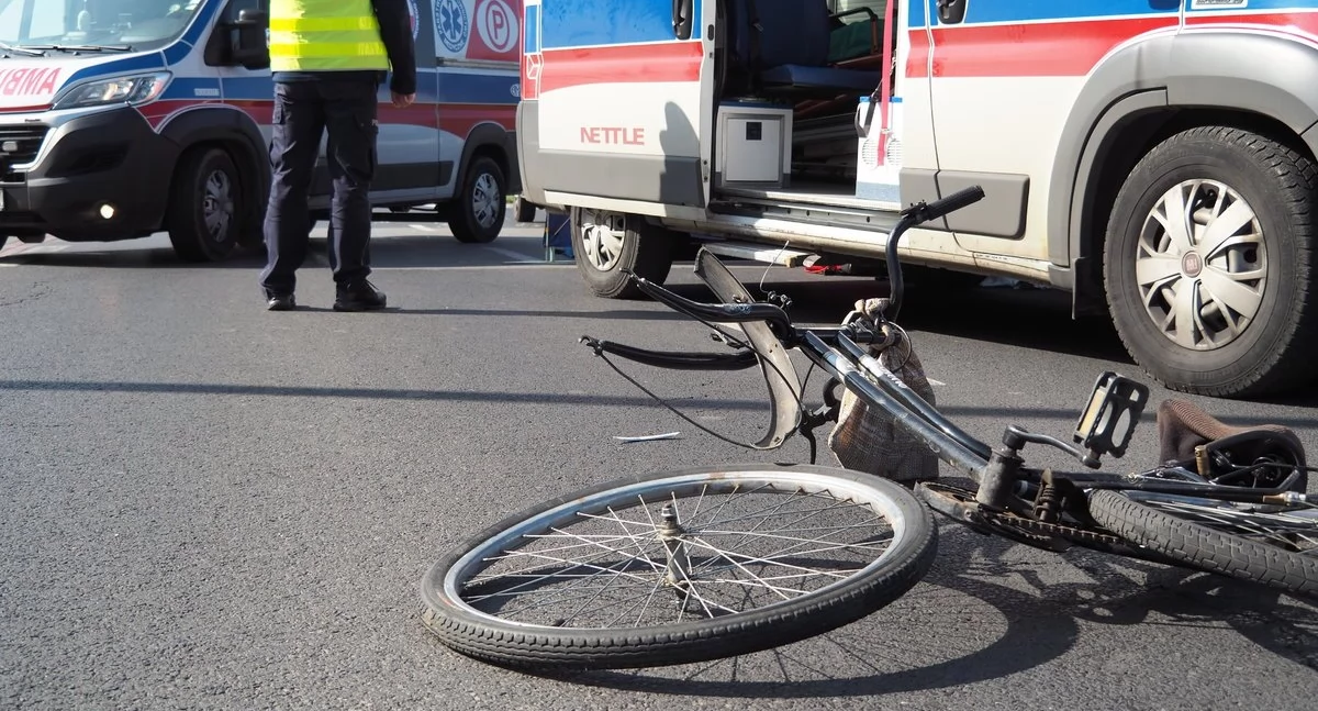 W Toruniu kierowca wjechał w rowerzystkę. 59-latka trafiła do szpitala
