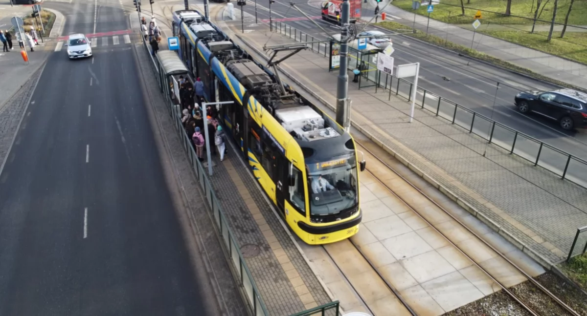 W Toruniu tramwaj wyjechał z szyn. Ruch tramwajowy został wstrzymany