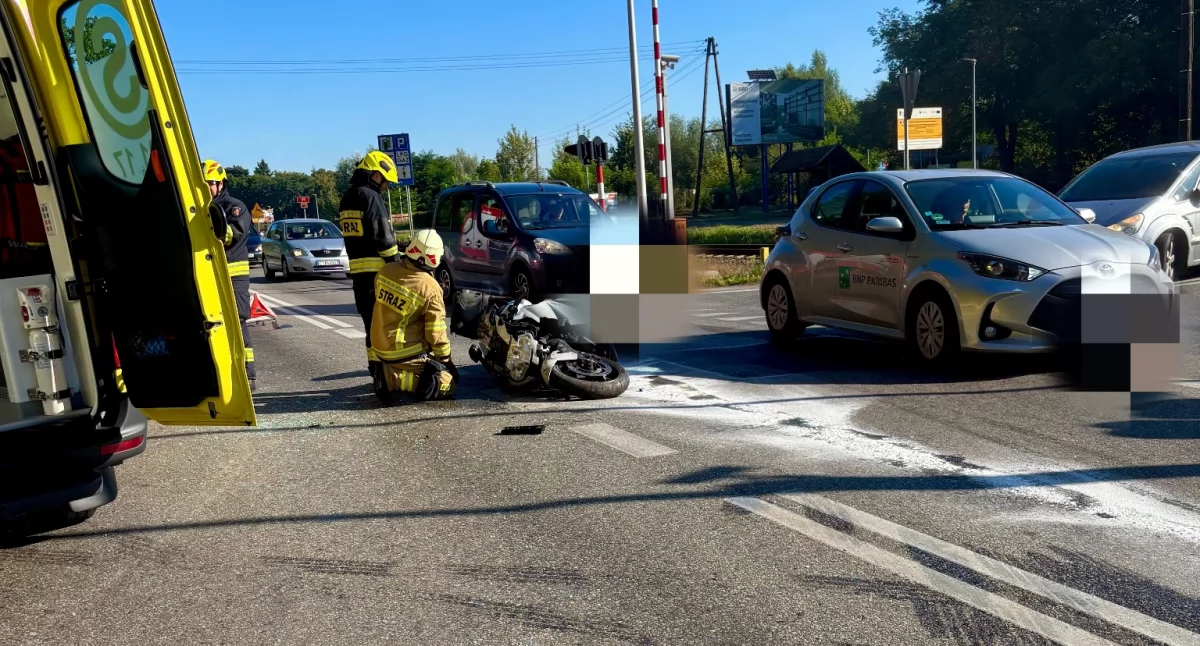 Motocyklista uderzył w auto na drodze pod Toruniem. Został zabrany do szpitala