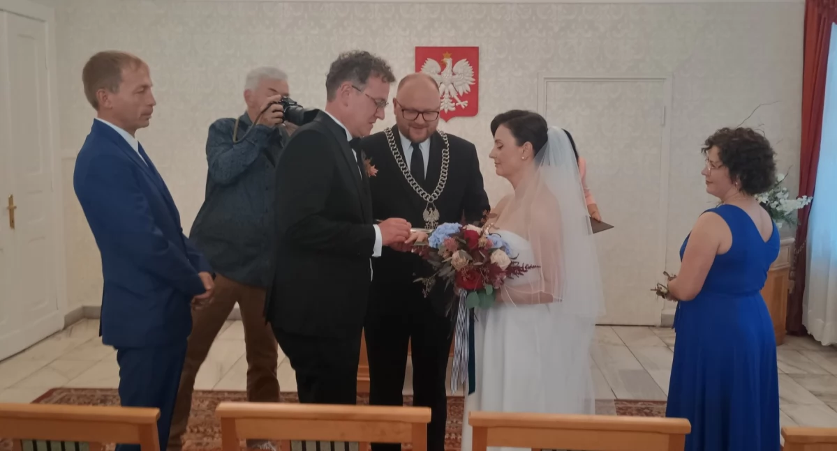 Prezydent Torunia udzielił ślubu współpracownikom. Sylwia i Marcin powiedzieli sobie „tak”