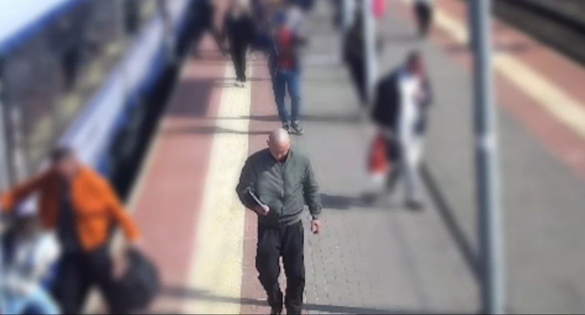 Złodziej okradł sklep w Toruniu. Uchwyciła go kamera na dworcu