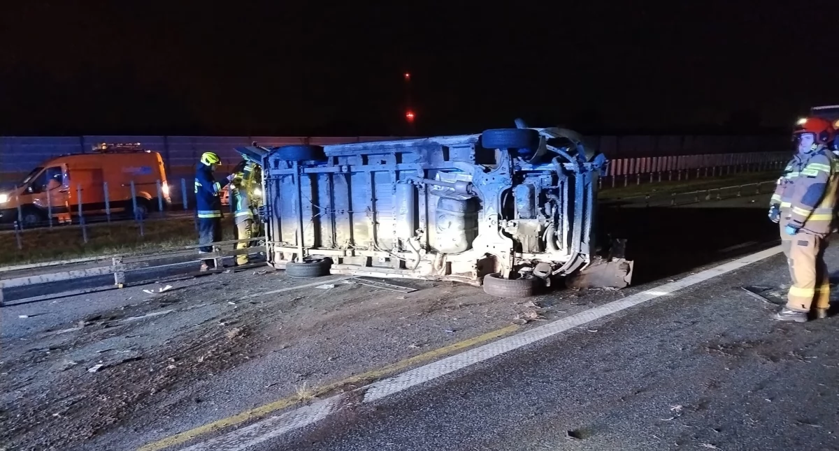 Poważny wypadek pod Toruniem. Przewrócony bus zablokował przejazd