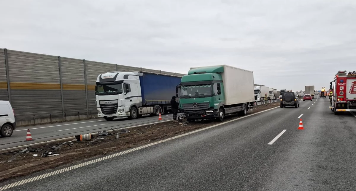Wypadek dwóch aut pod Toruniem. Ciężarówka wjechała na środek autostrady