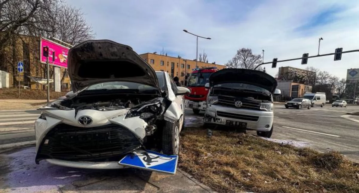 Wypadek na skrzyżowaniu w Toruniu. Kierowca staranował znak drogowy