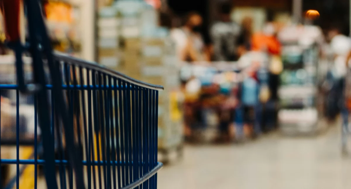 Rozbój w markecie w Toruniu. Mężczyzna zagroził nożem ochroniarzowi