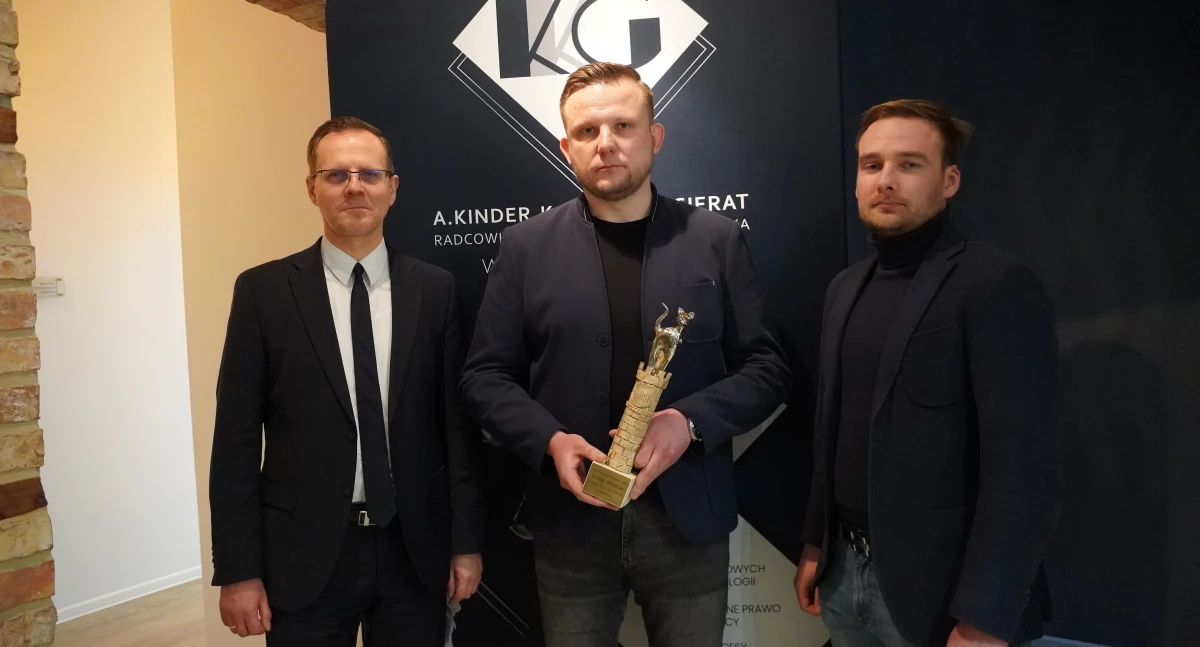 Błażej Wysocki odebrał TORUŃSKIEGO KOTA w kategorii DZIAŁALNOŚĆ SPOŁECZNA
