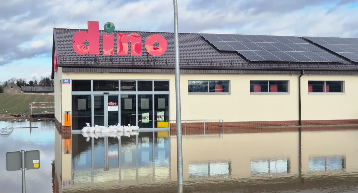 Market pod Toruniem zalany jeszcze przed otwarciem. Woda wdarła się do sklepu