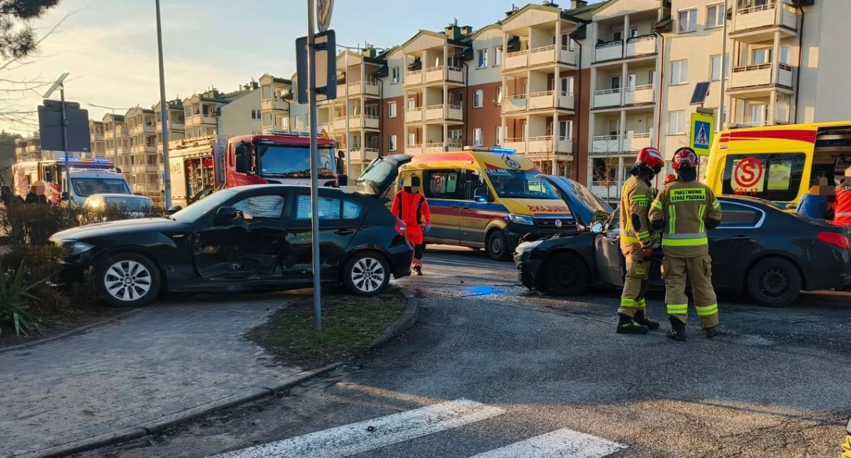 Poważny wypadek na skrzyżowaniu w Toruniu. Do szpitala trafiły cztery osoby