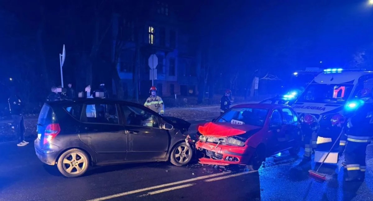 Pijany kierowca uderzył w taksówkę w Toruniu. Dwie osoby trafiły do szpitala
