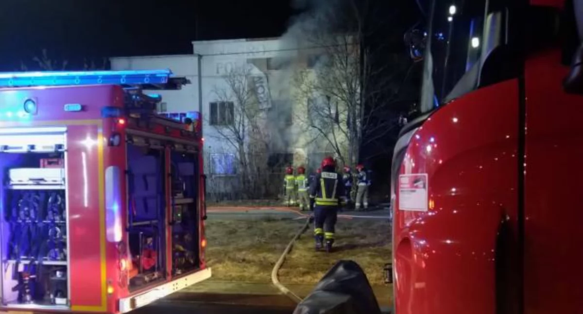 20 strażaków gasiło pożar w Toruniu. Płonął dwupiętrowy budynek