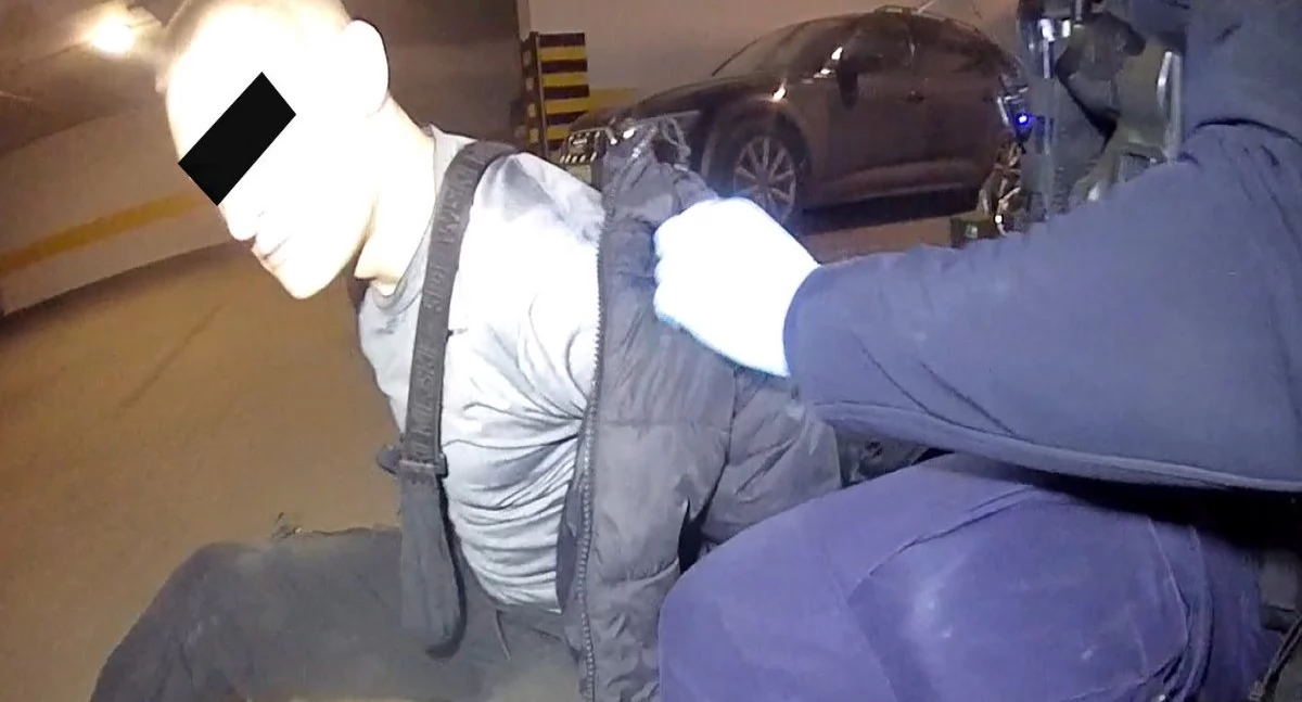Zatrzymanie w hali garażowej w Toruniu. Złodziej ukrywał się za samochodem