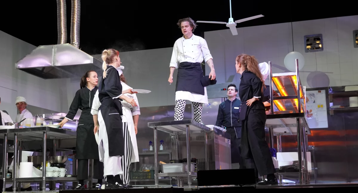 Kulisy kuchni w teatrze w Toruniu. Aktorzy „uczyli się” w znanej restauracji