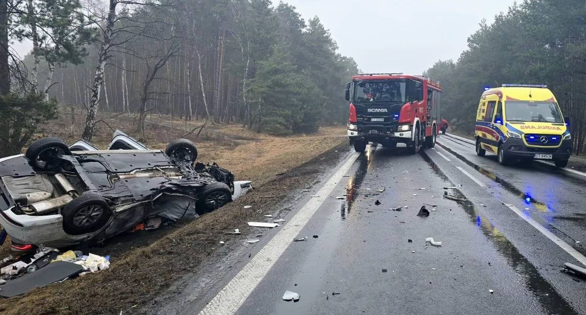 Niebezpieczny wypadek pod Toruniem. Kierowca auta wypadł z drogi