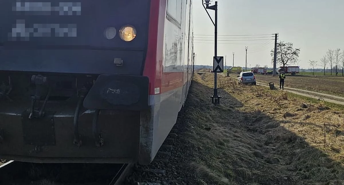 Pociąg relacji Toruń – Sierpc zderzył się z BMW. Kierowca zignorował znak STOP