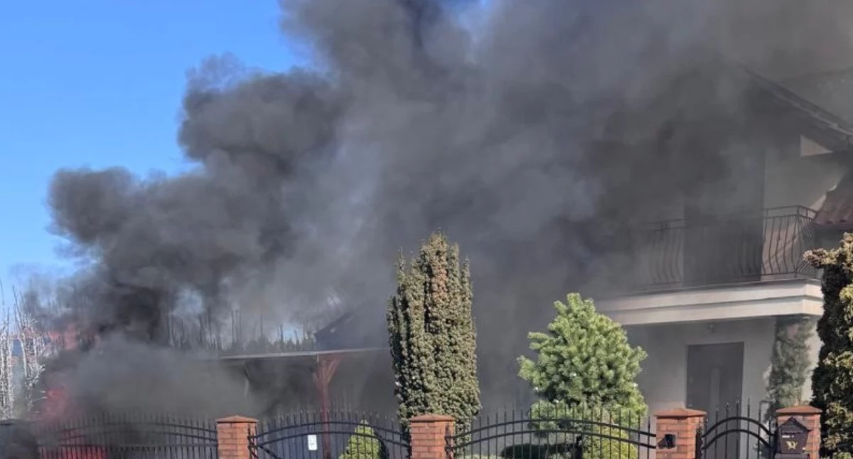 W Toruniu pali się dom mieszkalny. 9 zastępów straży pożarnej walczy z ogniem