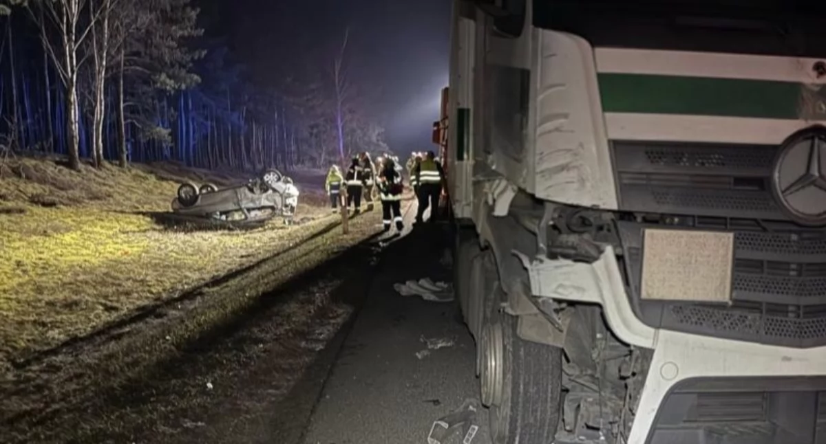 Dachowanie auta pod Toruniem. Jedna osoba trafiła do szpitala