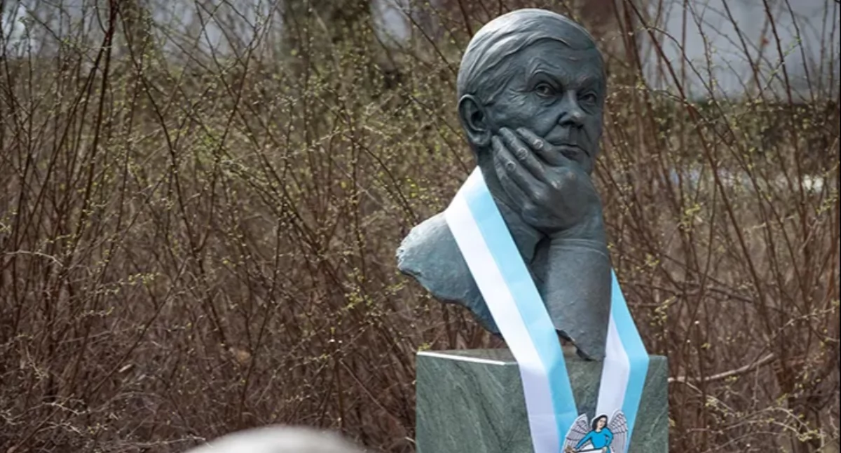 W Toruniu został odsłonięty pomnik Zbigniewa Herberta