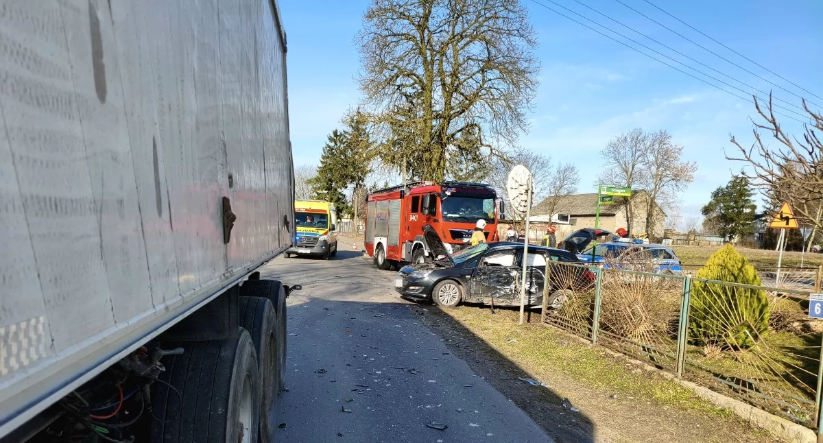 Poważny wypadek pod Toruniem. Kierowca TIR-a wjechał w auto