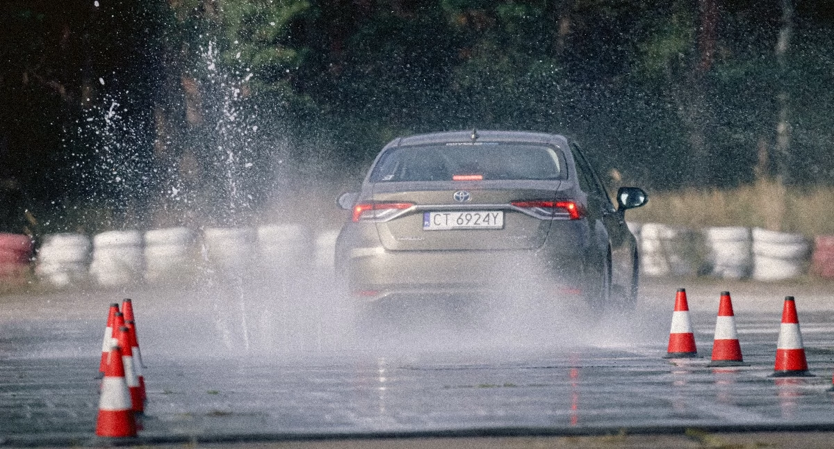 Nowe przepisy dla kierowców od 30 marca. Tor w Toruniu bezpieczną alternatywą