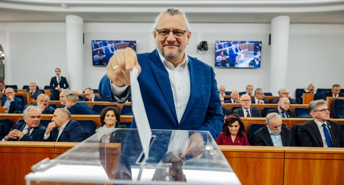 Burza wokół operacji syna Tomasza Lenza. Miał zostać przyjęty bez kolejki