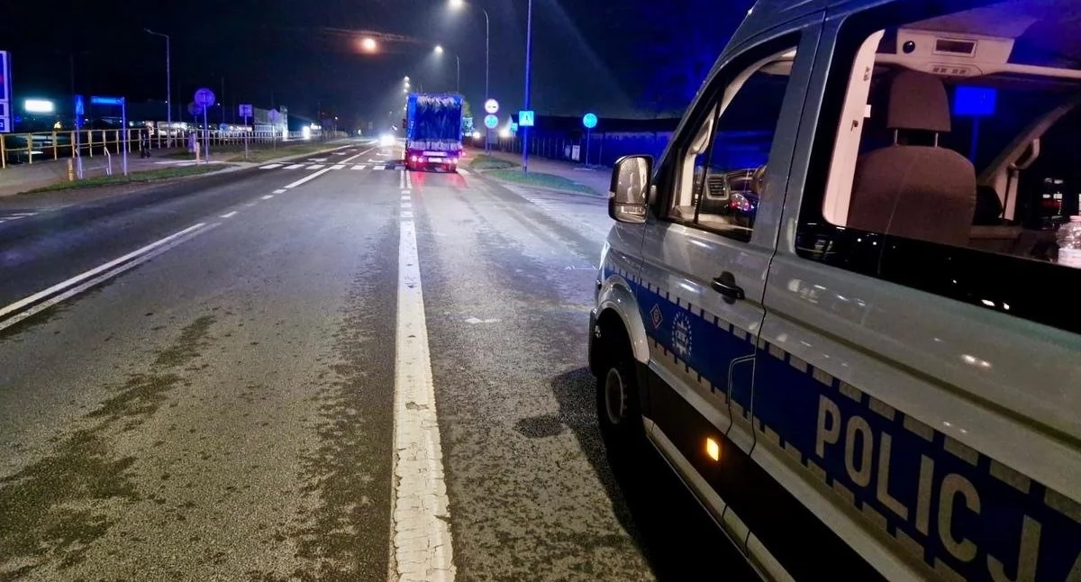 Poważny wypadek pod Toruniem. Kierowca wbił się w drzewo na trasie śmierci