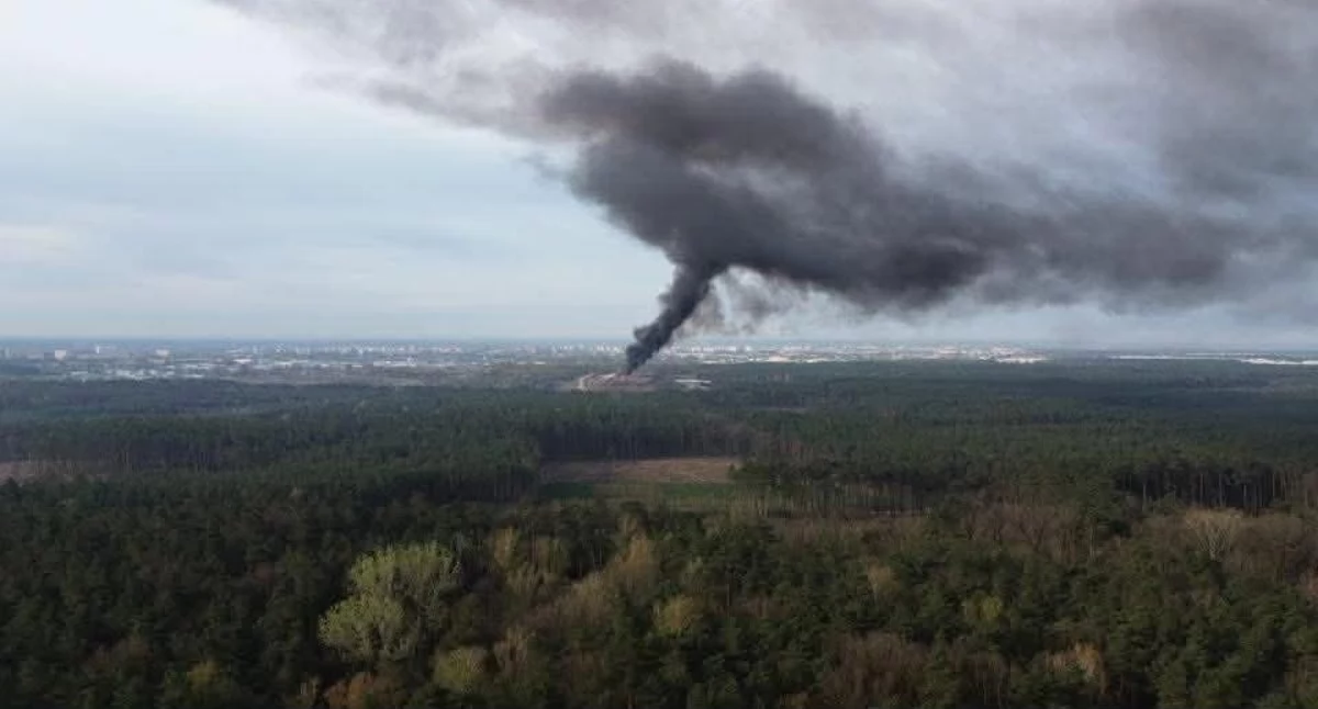 Duży pożar wybuchł pod Toruniem. Czarny dym był widoczny z daleka