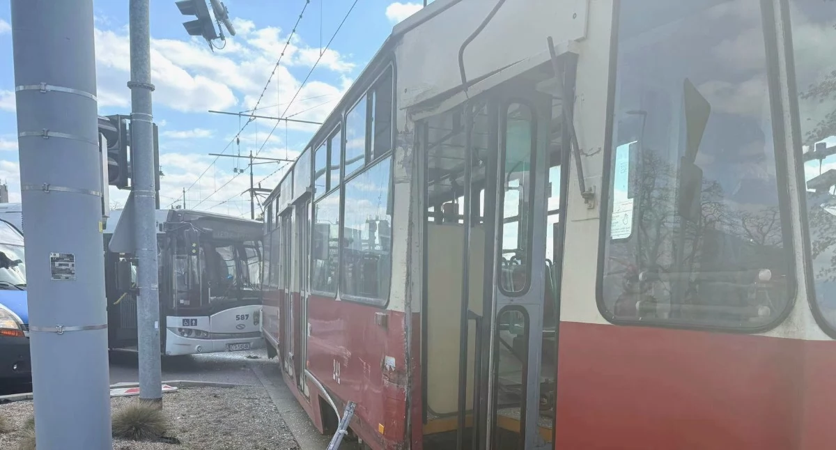 Wypadek autobusu z tramwajem w Toruniu. Jedna osoba jest ranna