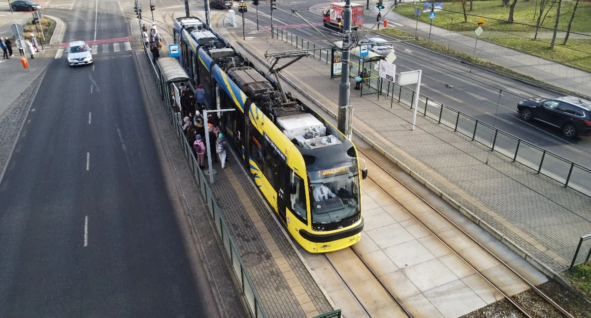 Kierowca zerwał sieć trakcyjną w Toruniu. Otrzymał symboliczny mandat