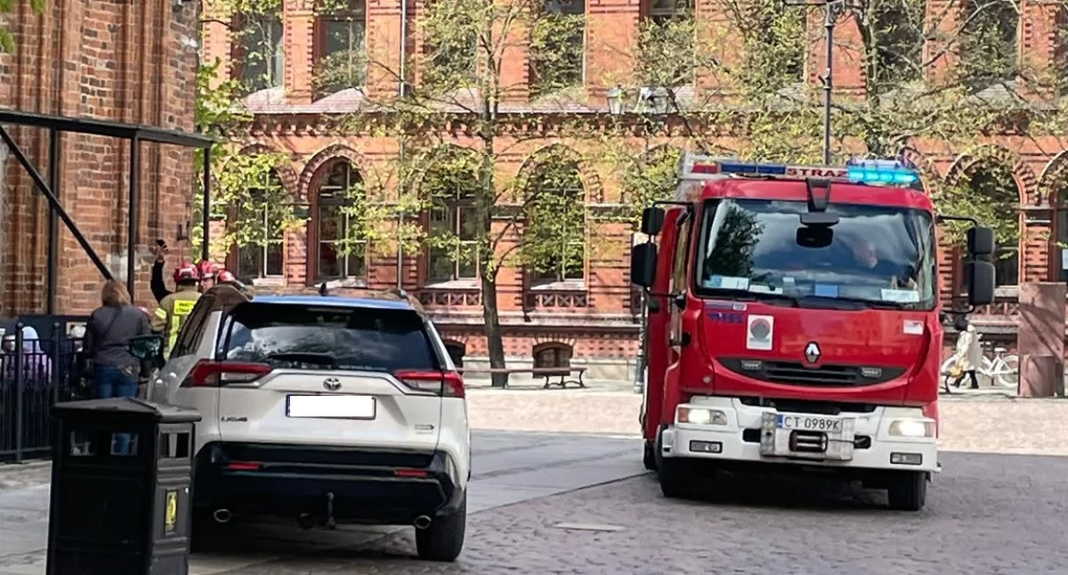 Awaria w centrum Torunia. Cztery osoby zostały uwięzione