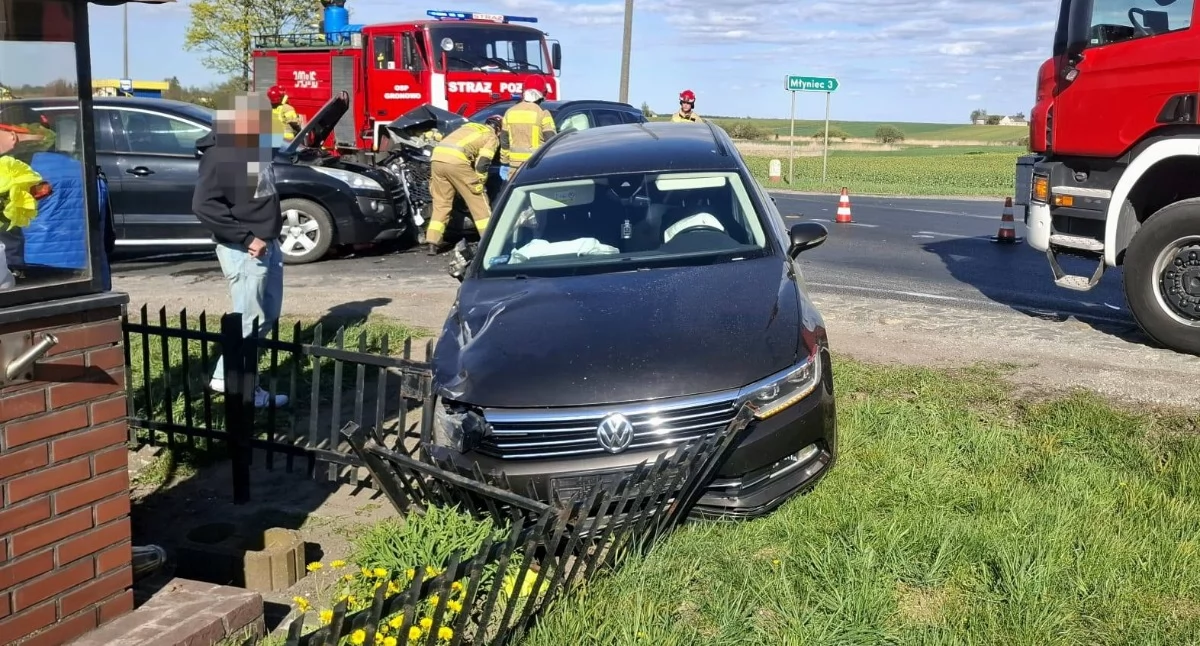 Wypadek przy kapliczce pod Toruniem. Trzy osoby trafiły do szpitala