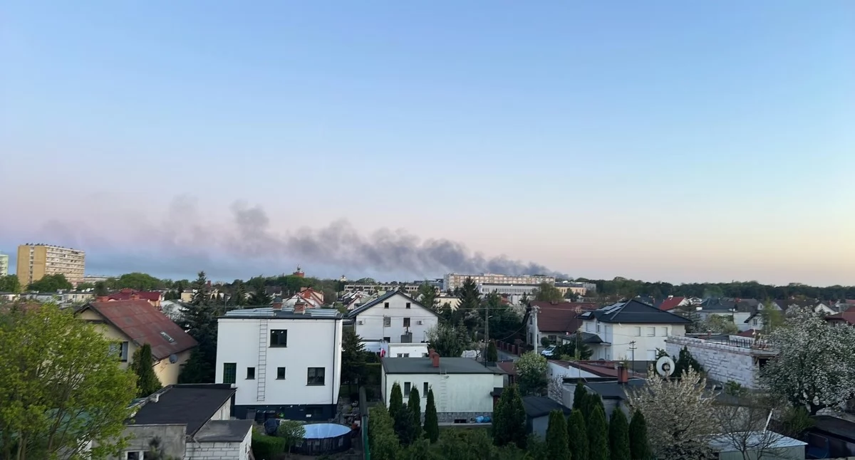 Pożar garażu pod Toruniem. Gęsty dym był widoczny z daleka