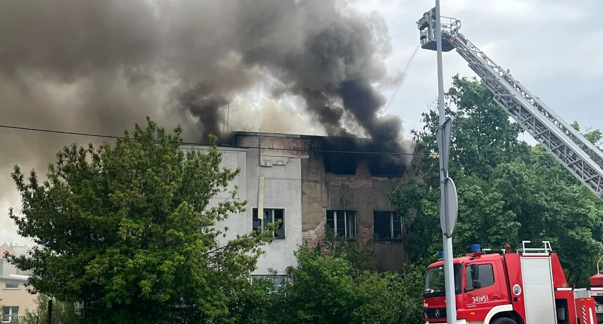 Pożar budynku w Toruniu. Kłęby czarnego dymu widoczne są z daleka