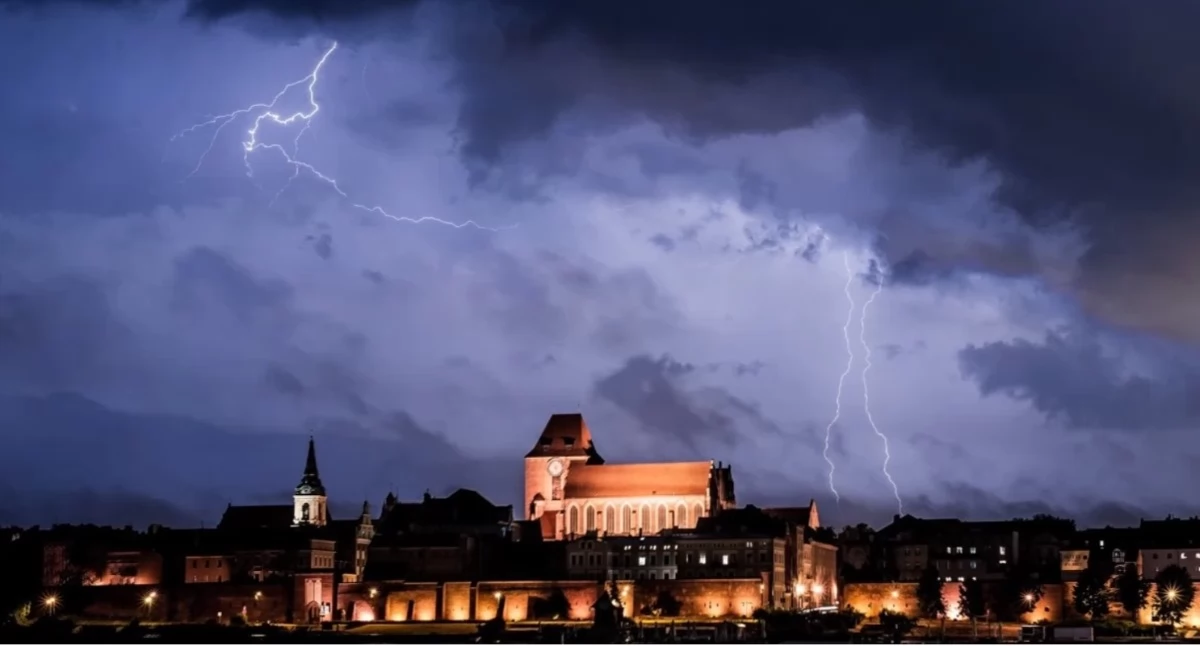 Przez Toruń przejdzie gwałtowna burza. IMGW wydał nowe ostrzeżenie