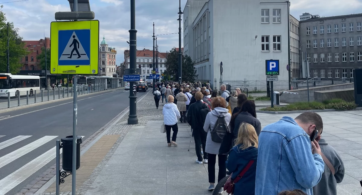 Długa kolejka w centrum Torunia. Ruszyła dystrybucja biletów na koncert Polsatu