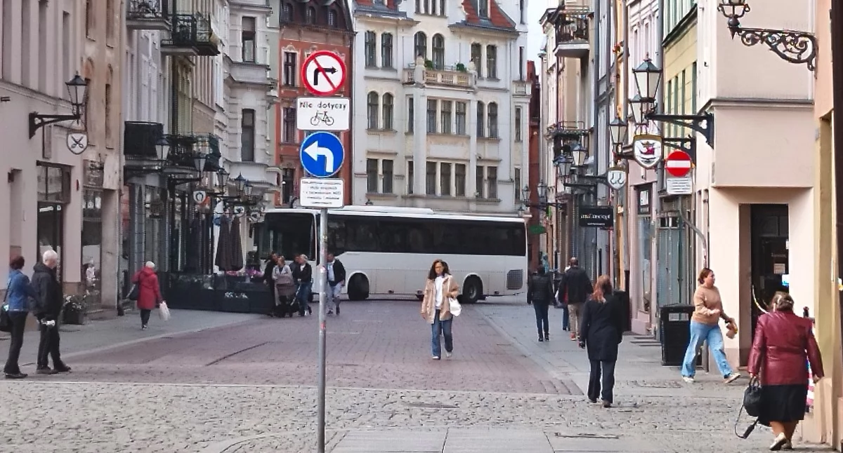 Fatalna pomyłka kierowcy. Autobusem wjechał na deptak w Toruniu
