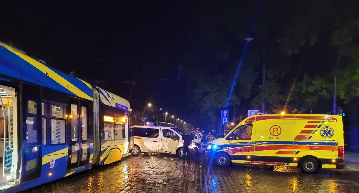 Wypadek na torach w Toruniu. Kierowca busa wjechał pod tramwaj
