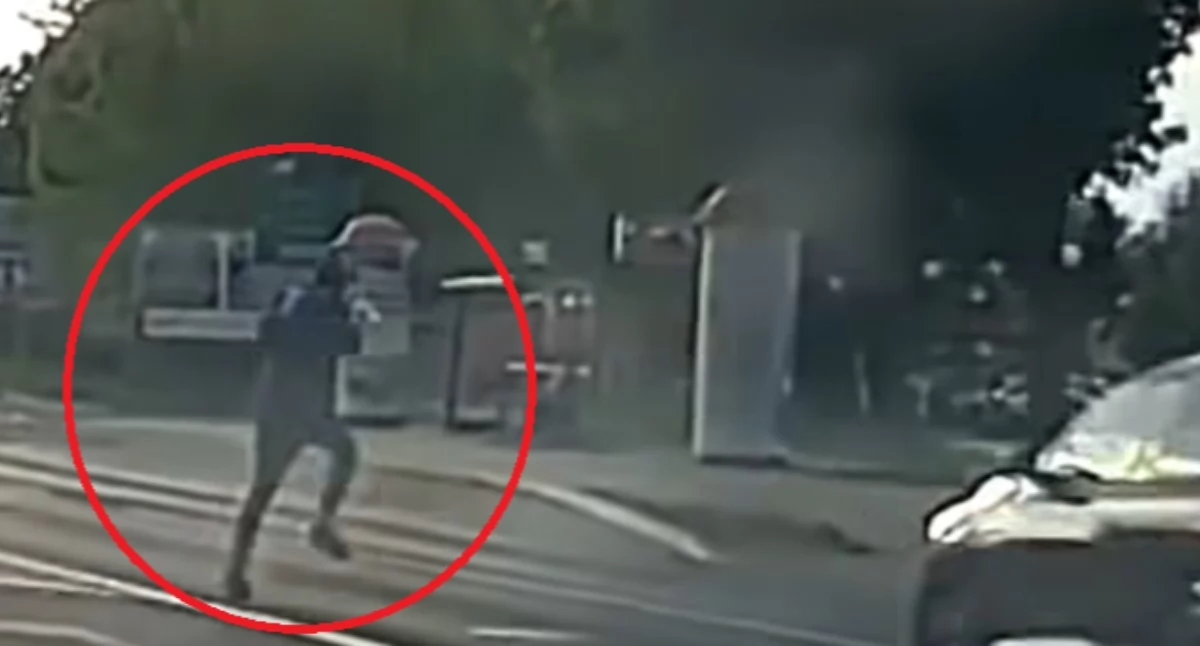 Szokujące zachowanie w Toruniu. Mężczyzna wbiegł pod samochody