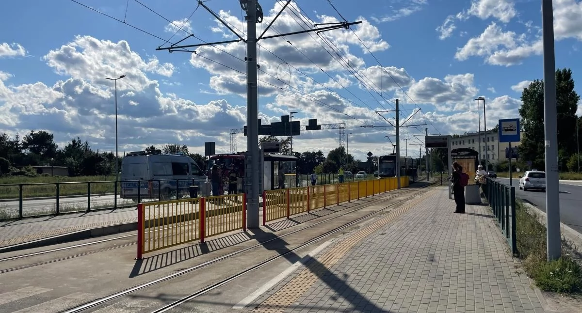 W Toruniu kobieta wpadła pod tramwaj. Policja poszukuje mężczyzny w czarnej koszulce