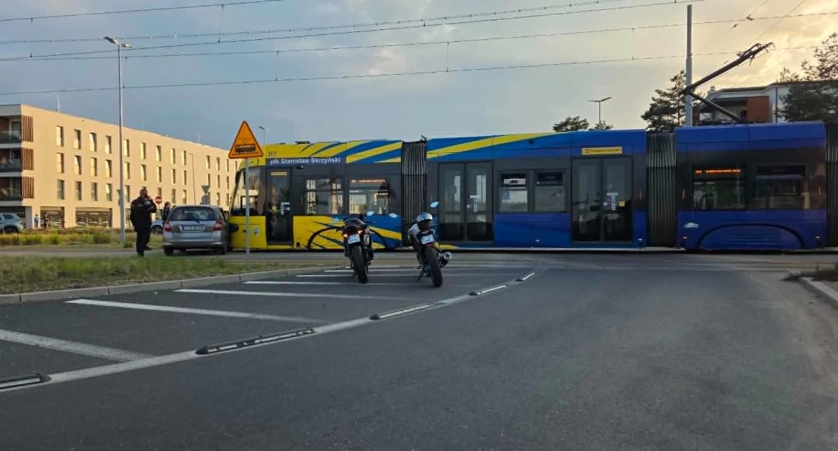 Wypadek na torach tramwajowych w Toruniu. Jedna osoba została poszkodowana