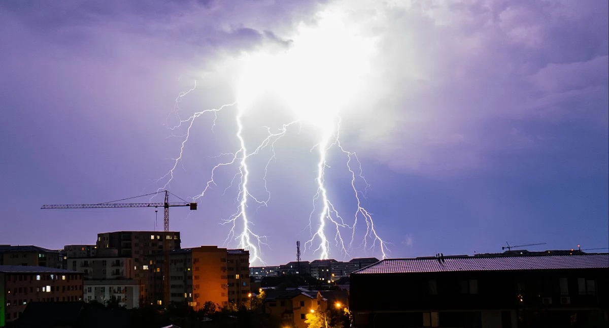 Burze nadaciągają do Torunia. IMGW podał godziny największego ryzyka