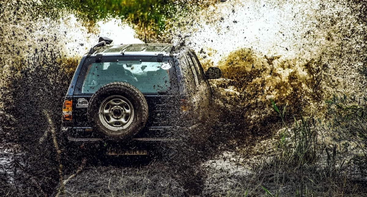 Jak przygotować samochód terenowy do wyprawy off-road? Praktyczny poradnik dla miłośników przygód