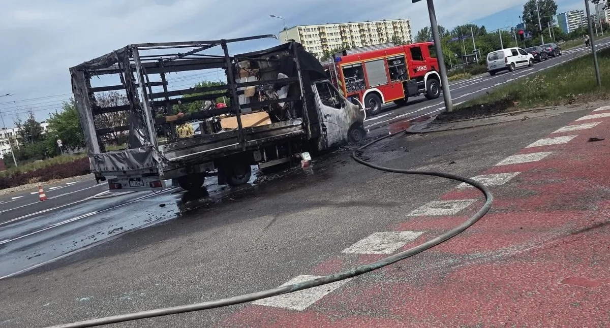 Pożar na ruchliwej drodze w Toruniu. Z dostawczaka zostały tylko zgliszcza