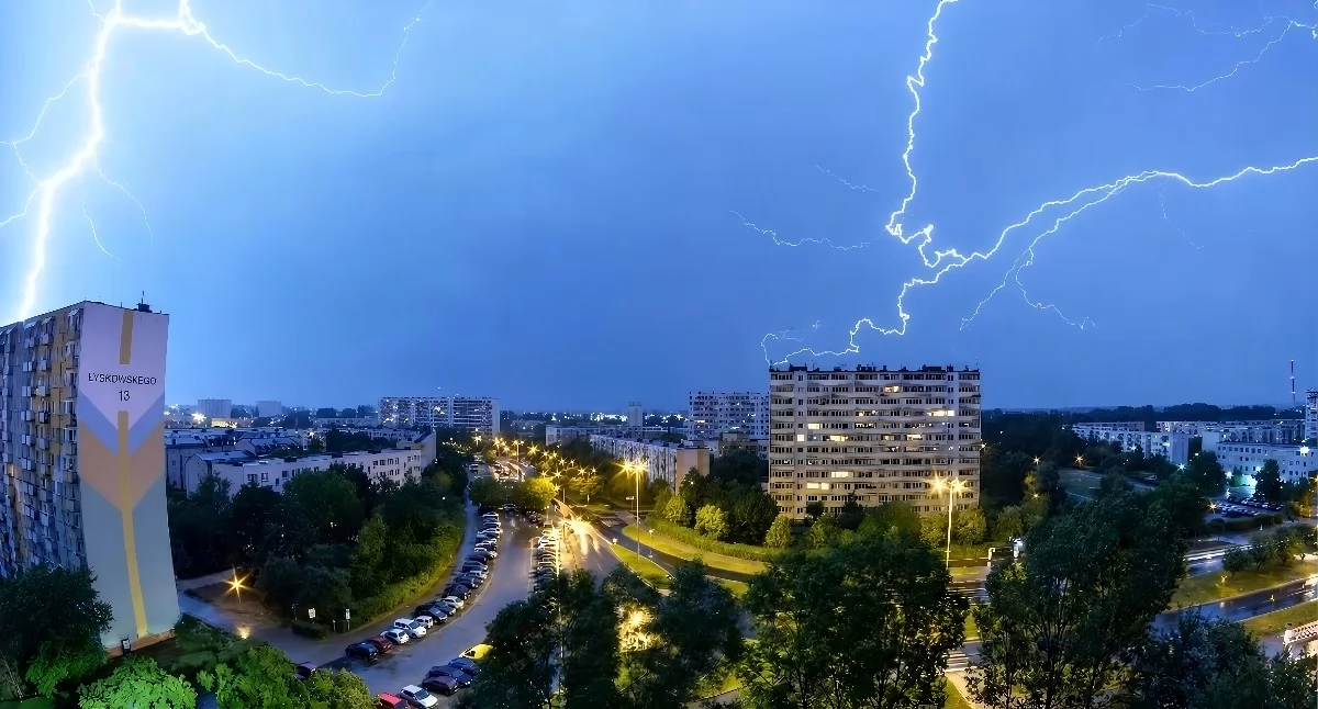 Rozległy front sunie do Torunia. Jest termin kolejnej burzy