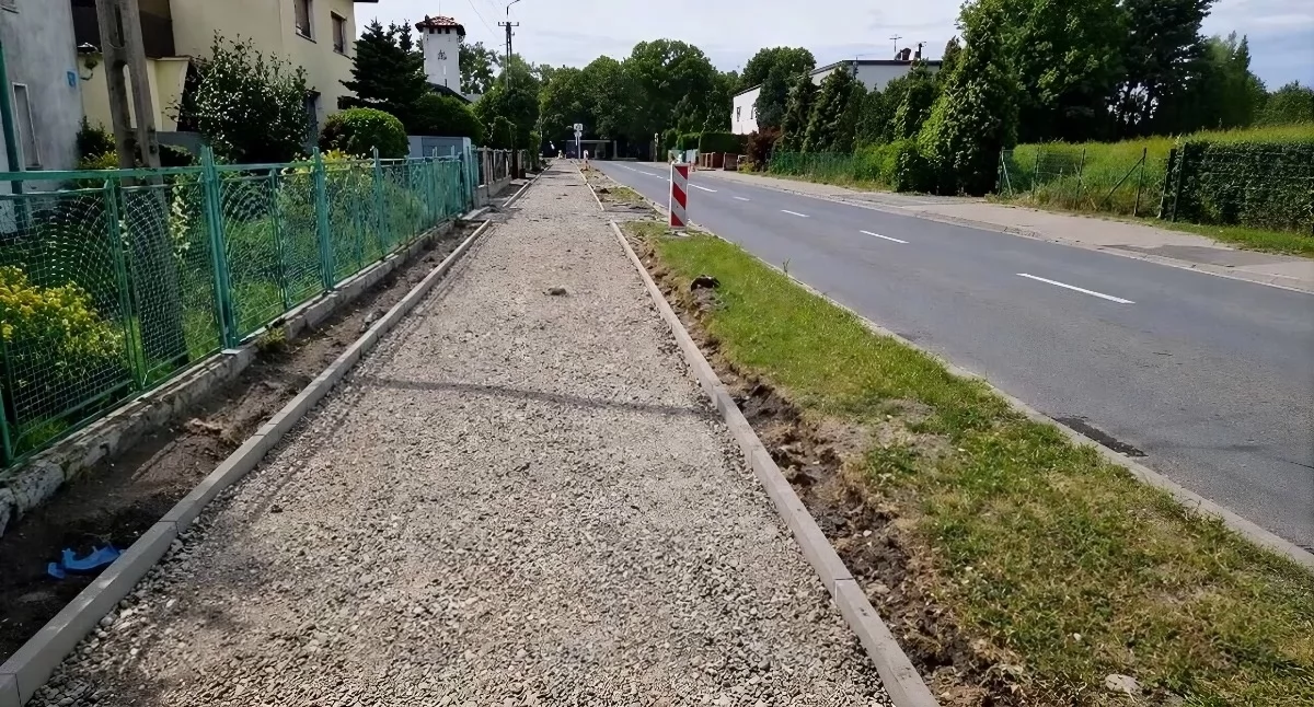 Pod Toruniem powstaje nowa droga dla rowerów. Ułatwi dojazd nad jezioro