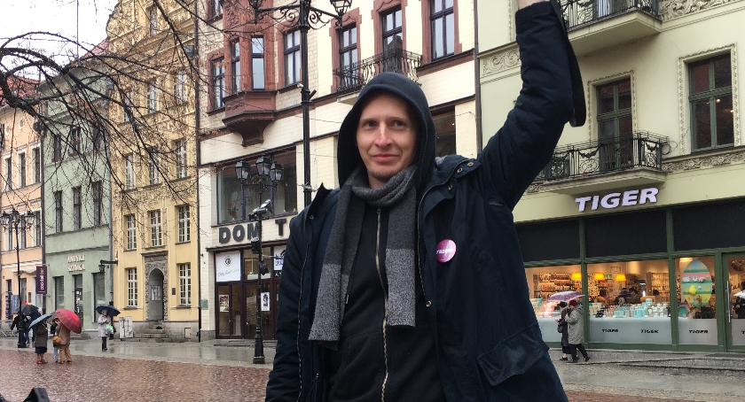 Toruń protestował przeciwko rasizmowi. Rozmawiamy z Michałem Musielakiem