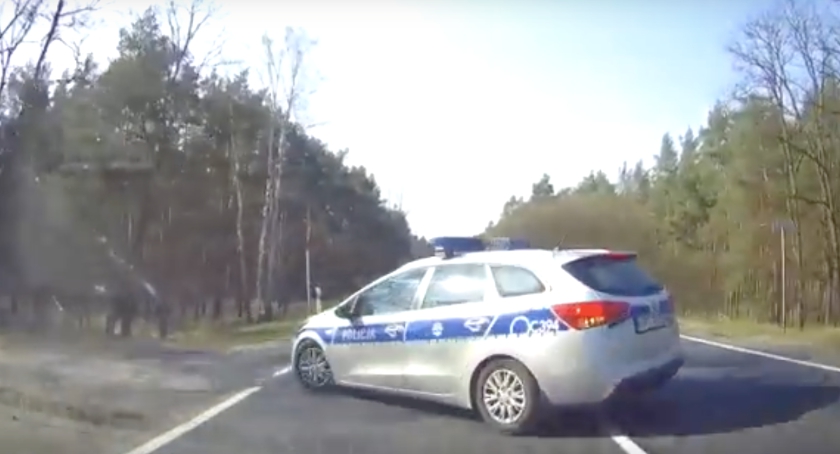 Widzieliście tę kolizję? Wyprzedzał i uderzył w tylne drzwi policjantów! [WIDEO]
