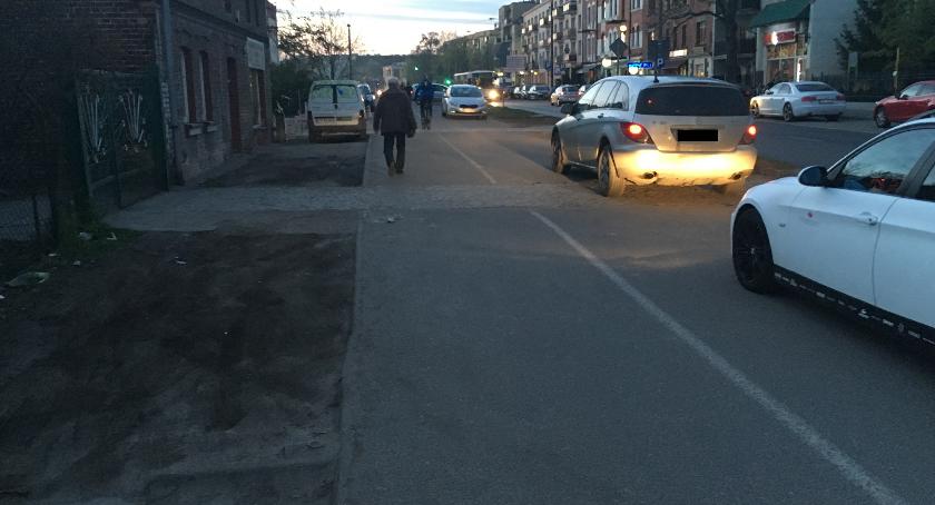 Kierowcy zrobili sobie parking na chodniku i ścieżce rowerowej [FOTO]